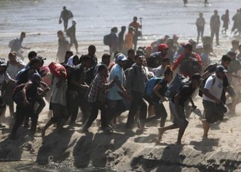 Hundreds of migrants crossed a river between Guatemala and Mexico