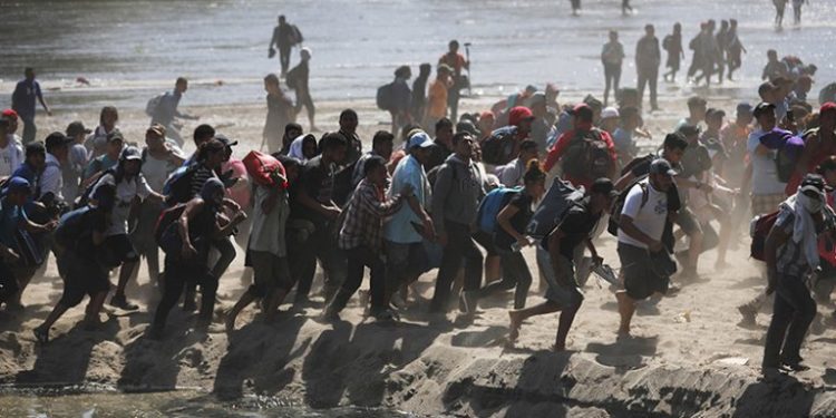 Hundreds of migrants crossed a river between Guatemala and Mexico